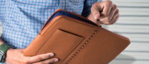 Una persona abriendo una bolsa de portátil