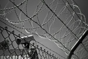 Una verja vigilada con cámaras impide el paso a personas no autorizadas