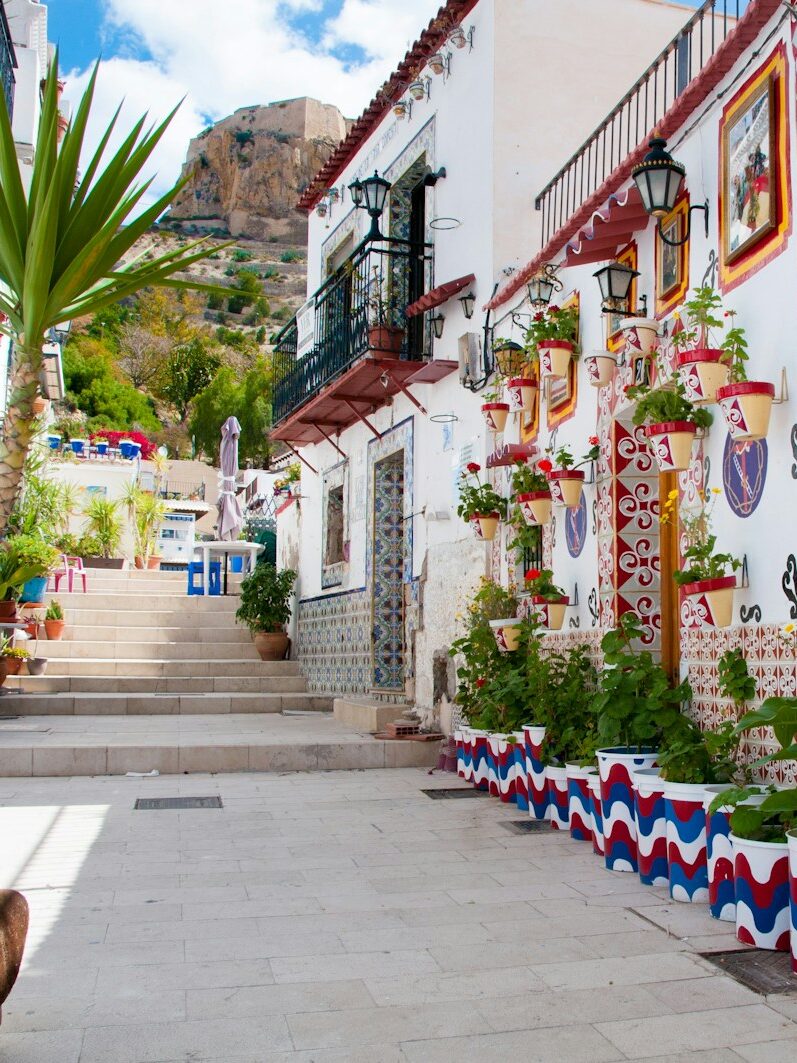 Una calle estrecha junto a algunas casas bajas