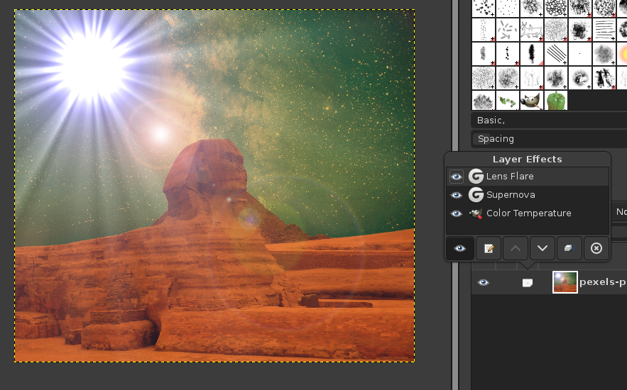 Captura de pantalla de GIMP donde vemos una imagen de una esfinge egipcia siendo modificada a nivel de color y con un filtro que muestra un sol muy intenso. Se ve una ventana de GIMP donde está la lista de filtros aplicados.